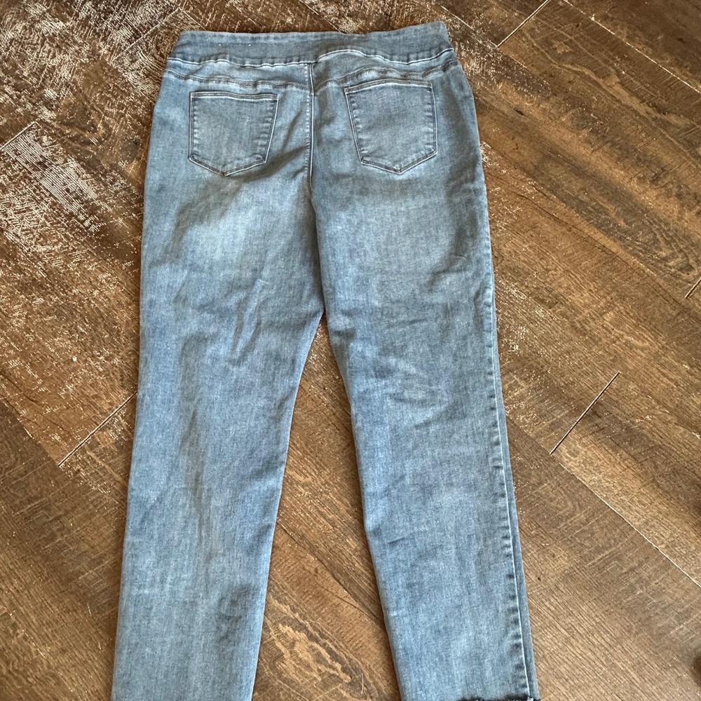 Chicos Light Wash Pull On Denim Jeggings Frayed Hem Size 2.5R US 14R - Picture 5 of 9